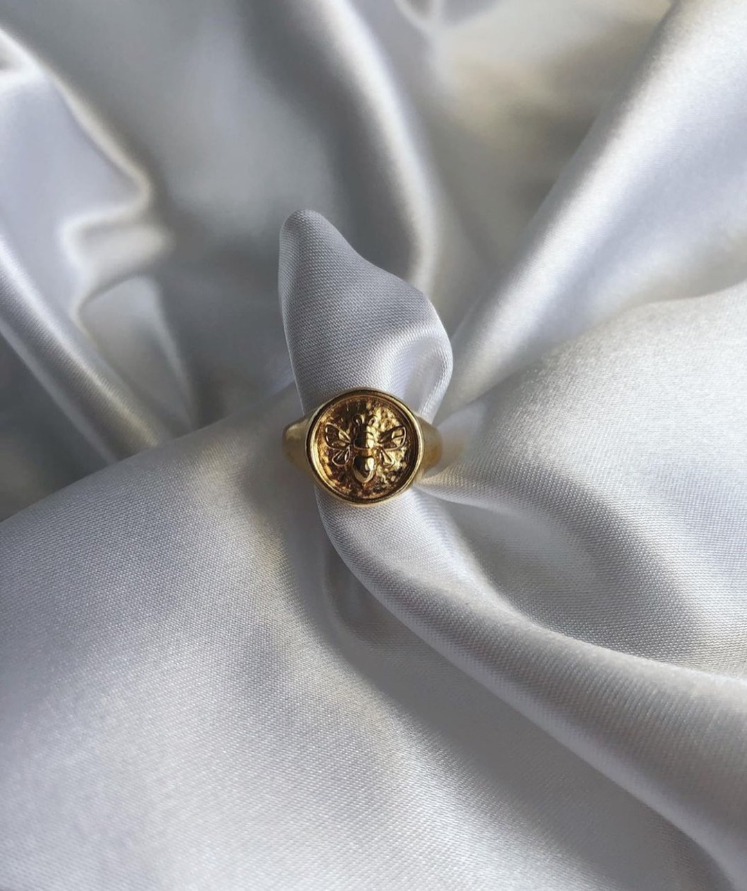 Soft linen and golden Jewels. 
@efivarou